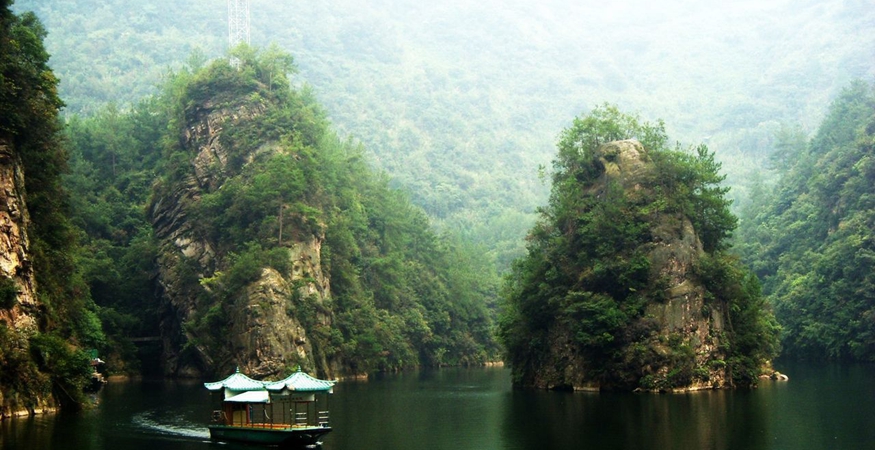 peaceful baofeng lake in zhangjiajie