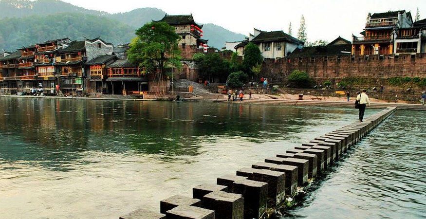 Jumping Rock on the Tuoriver Fenghuang Ancient Town1